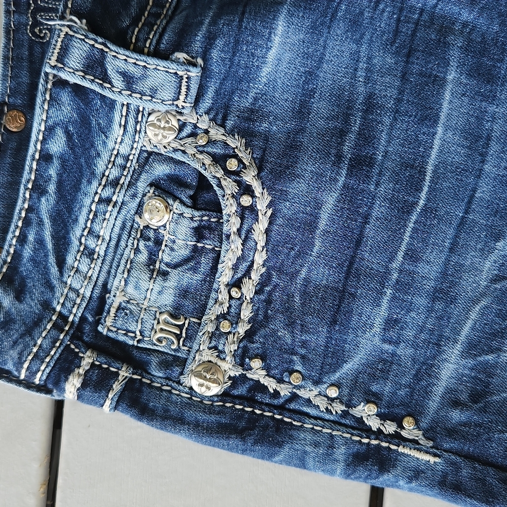 Miss Me Cuffed Capri Medium Wash - Picture 4 of 11